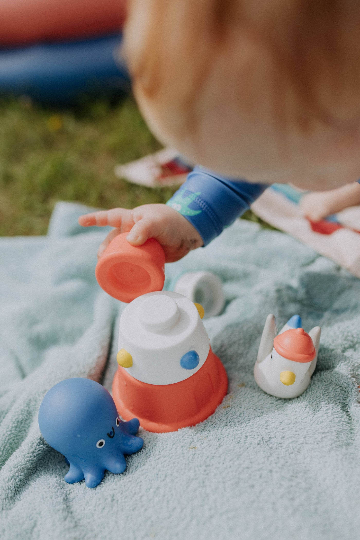 Itzy Stack & Squirt Bath + Water Toy